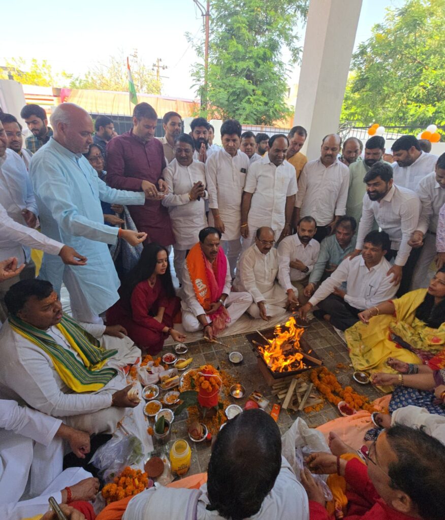 हवन-पूजन के साथ हुआ नोएडा जिलाध्यक्ष ने किया पदभार ग्रहण, कार्यकर्ताओं में उत्साह 2 img 20250405 wa00044844489811080912619