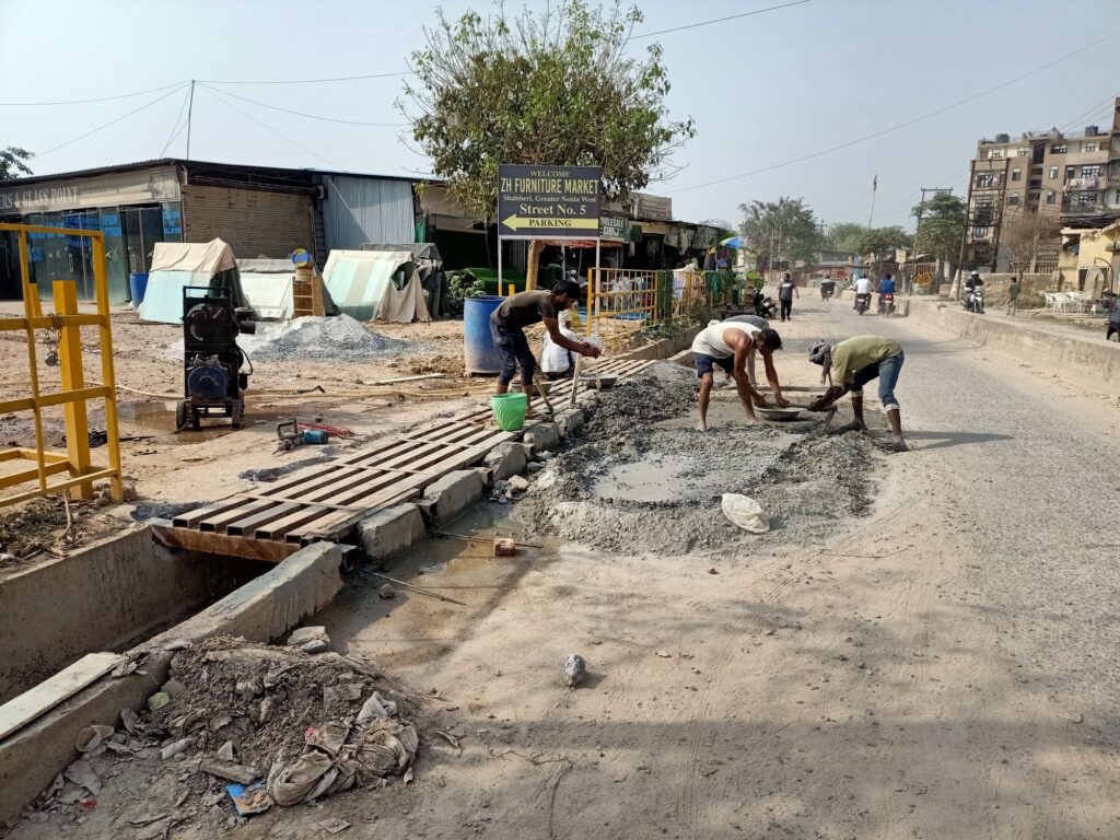 ग्राउंड रिपोर्ट : गांवों का विकास कैसे हो, ग्रेटर नोएडा प्राधिकरण द्वारा शाहबेरी में चौड़ी की जा रही सड़क ओर नाले के निर्माण को शाहबेरी के गांव वाले ही लगा रहे पलीता! 4 img202504181551195361942647020321519