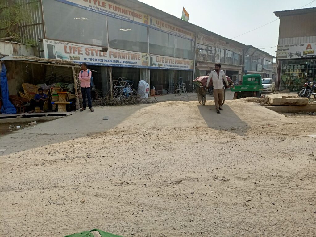 ग्राउंड रिपोर्ट : गांवों का विकास कैसे हो, ग्रेटर नोएडा प्राधिकरण द्वारा शाहबेरी में चौड़ी की जा रही सड़क ओर नाले के निर्माण को शाहबेरी के गांव वाले ही लगा रहे पलीता! 5 img202504181601346790630152586330275