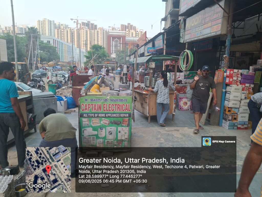 यक्ष प्रश्न : टेक जोन 4 से अवैध ठेलियों को हटा हीरो बना ग्रेटर नोएडा प्राधिकरण, पर 130 मीटर पर रखा ये लोहे का कबाड़ किसका है ? 2 IMG 20250611 WA0005