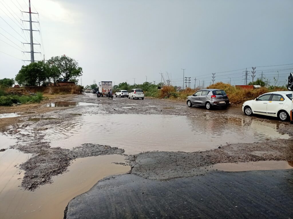 उधोगपतियो पर करम, जनता पर सितम : काश मुख्य सचिव मनोज कुमार सिंह अवाडा के साथ साथ तोशा इंटरनेशनल के कारण दशक भर से ख़राब 130 मीटर रोड पर भी चले आते 3 IMG20250617145641