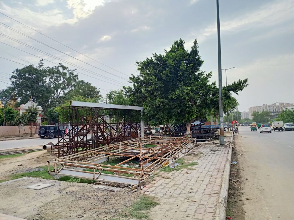 यक्ष प्रश्न : टेक जोन 4 से अवैध ठेलियों को हटा हीरो बना ग्रेटर नोएडा प्राधिकरण, पर 130 मीटर पर रखा ये लोहे का कबाड़ किसका है ? 3 img202506021653381637272352343750794