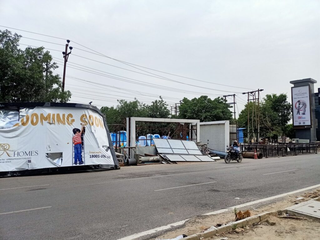 यक्ष प्रश्न : टेक जोन 4 से अवैध ठेलियों को हटा हीरो बना ग्रेटर नोएडा प्राधिकरण, पर 130 मीटर पर रखा ये लोहे का कबाड़ किसका है ? 4 img202506021658581720204314988198669