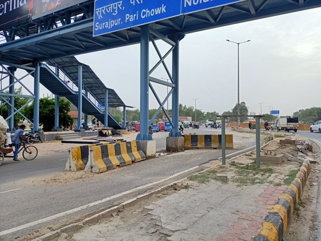 ग्रेटर नोएडा वेस्ट : किसान चौक अंडर पास के पास 130 मीटर सड़क पर बनाये फुटओवर ब्रिज में कर दी भयंकर गलती, कभी हो सकती है बड़ी दुर्घटना, उठे प्रश्न किसने किया डिजाईन पास, किसने दिया शुरू करने का अनुमोदन 2 img202506021700191752136622647529951