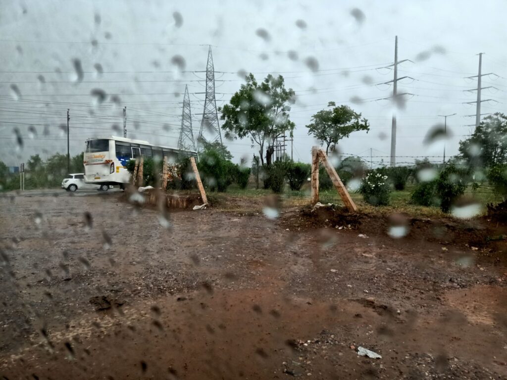 तोशा - ग्रेनो प्राधिकरण सड़क विवाद : सुनिए मुख्यमंत्री जी, इस बरसात नोएडा आए तो एक बार 130 मीटर रोड से आयें, स्वयं देखिए कैसे सत्ता की हनक, पैसे की खनक के बलबूते एक कंपनी की जिद कर रही रोजाना हजारों लोगो को परेशान ? 3 img202506171429121340560979826951355