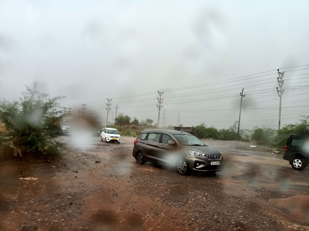 तोशा - ग्रेनो प्राधिकरण सड़क विवाद : सुनिए मुख्यमंत्री जी, इस बरसात नोएडा आए तो एक बार 130 मीटर रोड से आयें, स्वयं देखिए कैसे सत्ता की हनक, पैसे की खनक के बलबूते एक कंपनी की जिद कर रही रोजाना हजारों लोगो को परेशान ? 2 img20250617142922169947617969007031