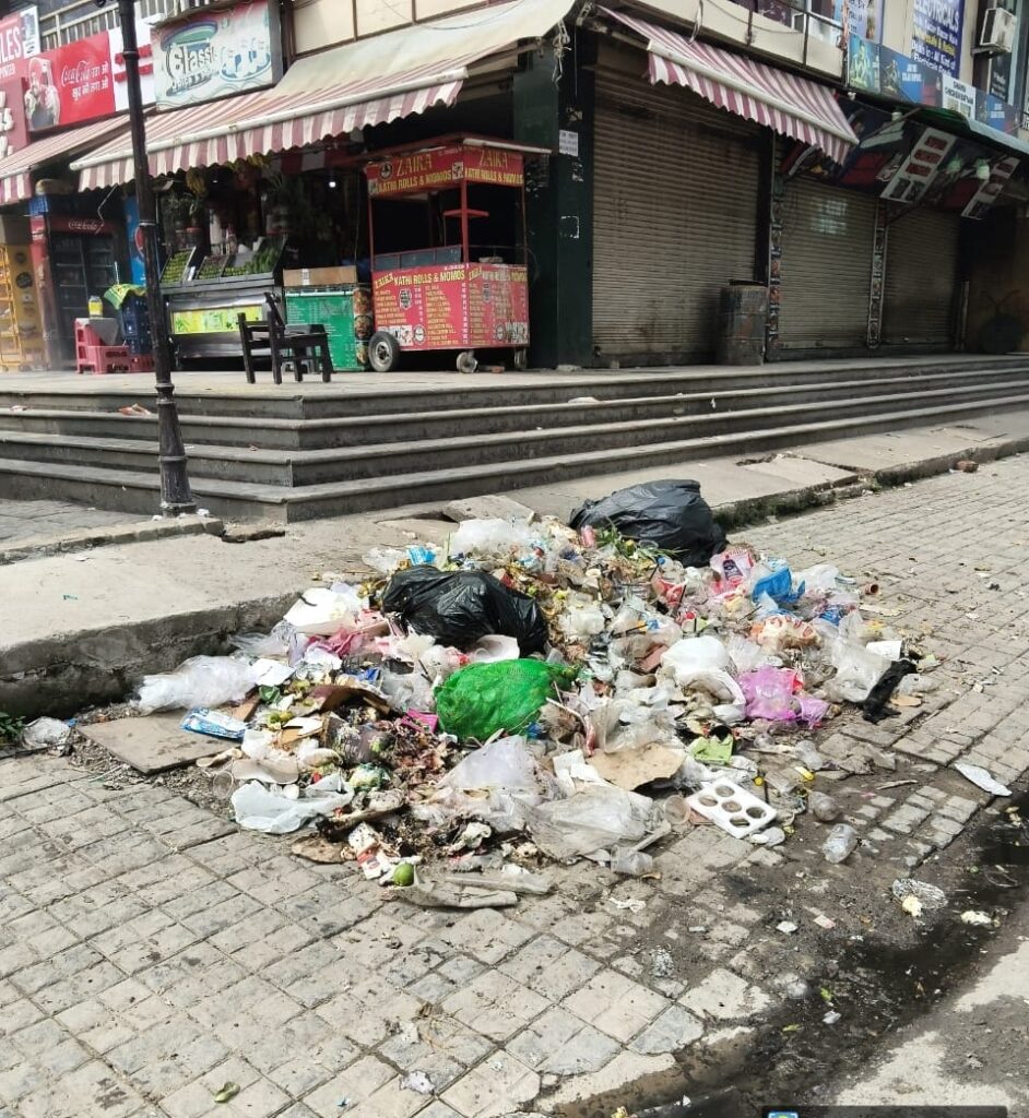 ग्रेटर नोएडा : अल्फा टू के शत्यम प्लाजा पर 21 हजार की पेनल्टी 3 167502f8 62cb 40fd 9843 5396a96b698c
