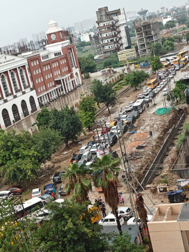 दिल्ली एनसीआर में बारिश ने दी राहत, ग्रेटर नोएडा में जाम से लोग हुए बेहाल 3 20250707 0856316782790966251604102