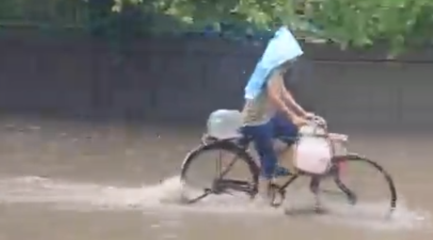 1.5 एमएम बारिश में ही डूब गए उत्तर प्रदेश के शो विंडो नोएडा, ग्रेटर नोएडा 2 noida 2
