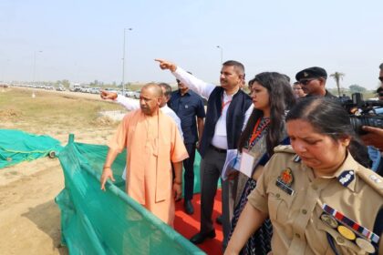 नोएडा इंटरनेशनल एयरपोर्ट की तैयारियाँ अंतिम चरण में, मुख्यमंत्री योगी आदित्यनाथ ने किया स्थल निरीक्षण, आज दिल्ली में प्रधानमंत्री नरेन्द्र मोदी से उद्घाटन के लिए ले सकते हैं समय 2 G4GJ7xLXcAARe r