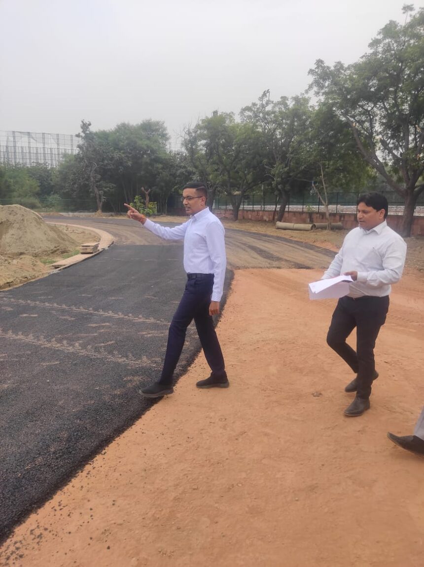 नोएडा स्टेडियम का सिंथेटिक ट्रैक अब दिल्ली के नेहरू स्टेडियम जैसा बनेगा, सीईओ लोकेश एम. ने दिए उच्च गुणवत्ता के निर्देश 1 IMG 20251027 WA0025