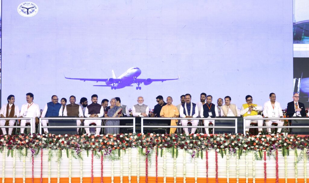 गौतम बुद्ध नगर को मिली बड़ी सौगात: प्रधानमंत्री मोदी ने नोएडा इंटरनेशनल एयरपोर्ट का किया उद्घाटन, यूपी बना 'एविएशन हब', एयरपोर्ट से पहली ऐतिहासिक उड़ान से लखनऊ गए मुख्यमंत्री योगी और राज्यपाल आनंदी बेन 8 img 20260328 wa01227875528266511138844