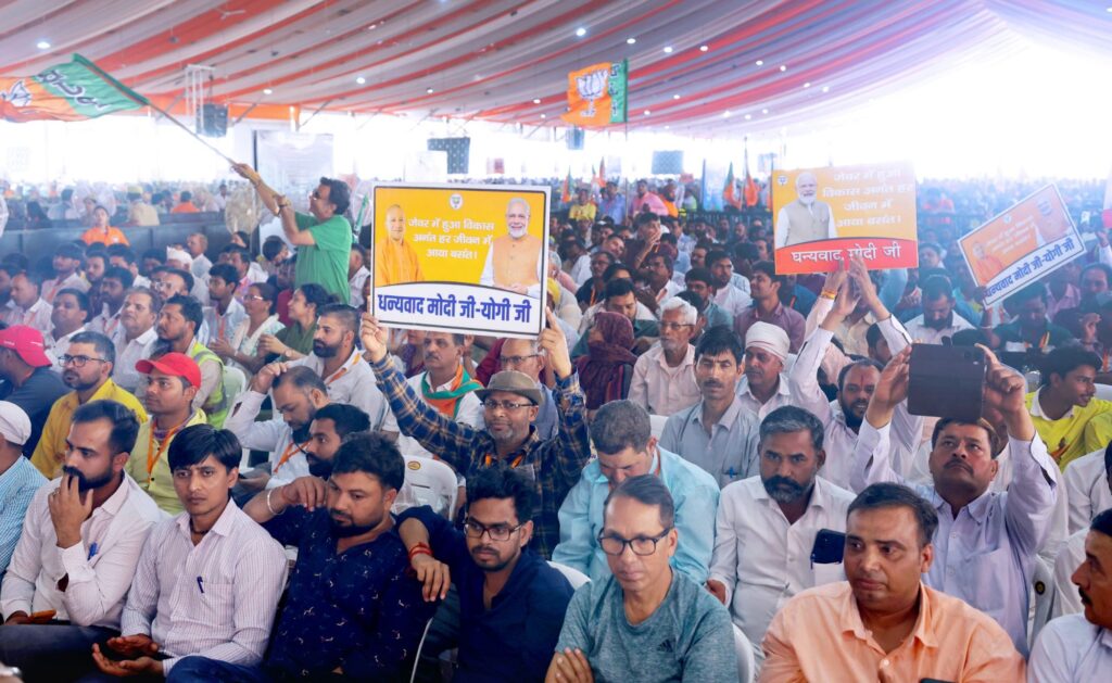 गौतम बुद्ध नगर को मिली बड़ी सौगात: प्रधानमंत्री मोदी ने नोएडा इंटरनेशनल एयरपोर्ट का किया उद्घाटन, यूपी बना 'एविएशन हब', एयरपोर्ट से पहली ऐतिहासिक उड़ान से लखनऊ गए मुख्यमंत्री योगी और राज्यपाल आनंदी बेन 6 img 20260328 wa01263491341883781715435