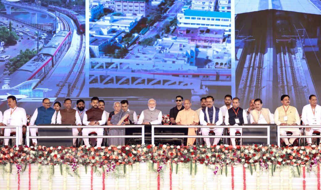 गौतम बुद्ध नगर को मिली बड़ी सौगात: प्रधानमंत्री मोदी ने नोएडा इंटरनेशनल एयरपोर्ट का किया उद्घाटन, यूपी बना 'एविएशन हब', एयरपोर्ट से पहली ऐतिहासिक उड़ान से लखनऊ गए मुख्यमंत्री योगी और राज्यपाल आनंदी बेन 5 img 20260328 wa012920208675873793442