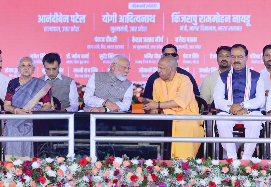 गौतम बुद्ध नगर को मिली बड़ी सौगात: प्रधानमंत्री मोदी ने नोएडा इंटरनेशनल एयरपोर्ट का किया उद्घाटन, यूपी बना 'एविएशन हब', एयरपोर्ट से पहली ऐतिहासिक उड़ान से लखनऊ गए मुख्यमंत्री योगी और राज्यपाल आनंदी बेन 2 img 20260328 wa01385925521486491554582