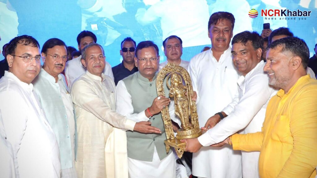 दादरी में भाजपा की 'अभिनंदन भारत' जनसभा: प्रदेश अध्यक्ष पंकज चौधरी का आह्वान - "जातिगत दीवारें गिराकर पारिवारिक दबंगई की राजनीति को भेजें अवकाश पर", युवा पीढ़ी (Gen-Z) को भी दिया संदेश और विकास का संकल्प 2 dadri jansabha bjp2