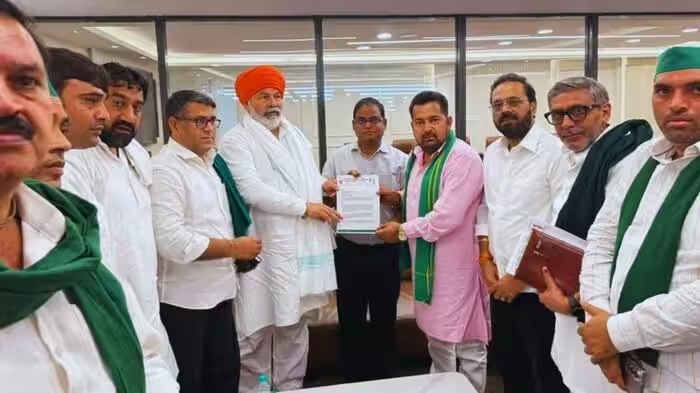 नोएडा: प्राधिकरणों के साथ बैठक में बनी सहमति, किसानों का धरना एक महीने के लिए स्थगित; राकेश टिकैत ने दी चेतावनी 2 rakesh tikait